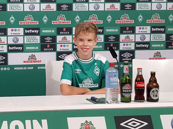 Kevin bei seiner Wunscherfüllung im Weserstadion