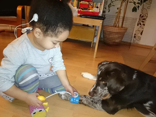 Mathea mit Lucky und Ute Friese von Aktion Kindertraum